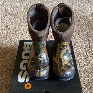 NIB Boys size 7 Bogs Boots Real Tree Camo